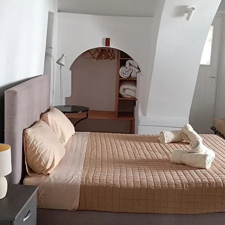 Mikro.kastro Kalotaritissa In Chora *