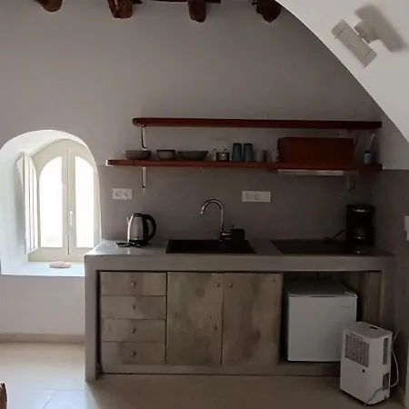 Mikro.kastro Kalotaritissa In Chora Amorgos